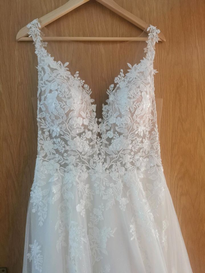 Brautkleid A-Linie mit Spitze Größe 40 mit Reifrock in Immendingen