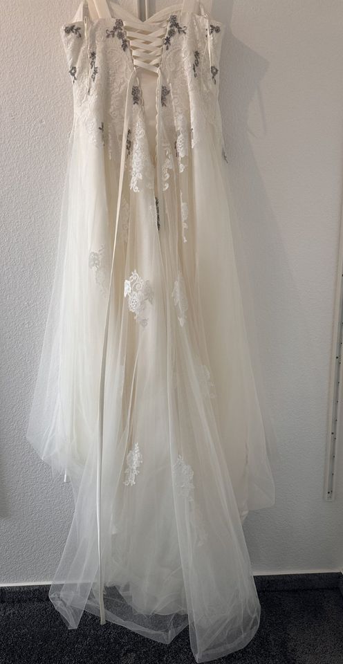 Brautkleid mit Zubehör in Mölln