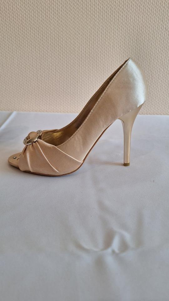 Cremefarbene High Heels mit goldener Schnalle, Größe 36 in Gröbenzell