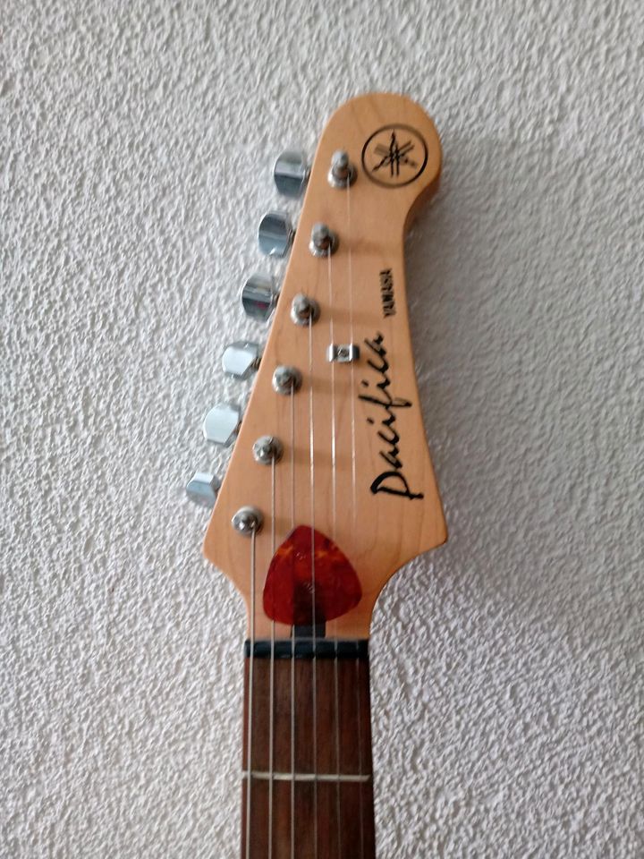 Yamaha pacifica red metallic in Schliengen