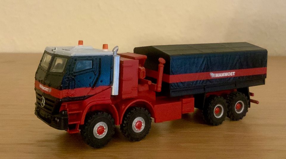 Mercedes-Benz Actros mit Plane, gepanzert Mammoet 1:87 in Püttlingen