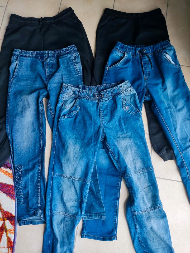 3 Jeans und 2 Jogging Hosen 158/164 in Rheinfelden (Baden)