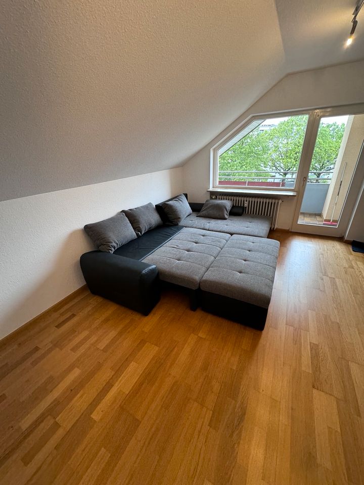 Ausziehbares Sofa, Schlafsofa mit Beistellhocker in Freiburg im Breisgau