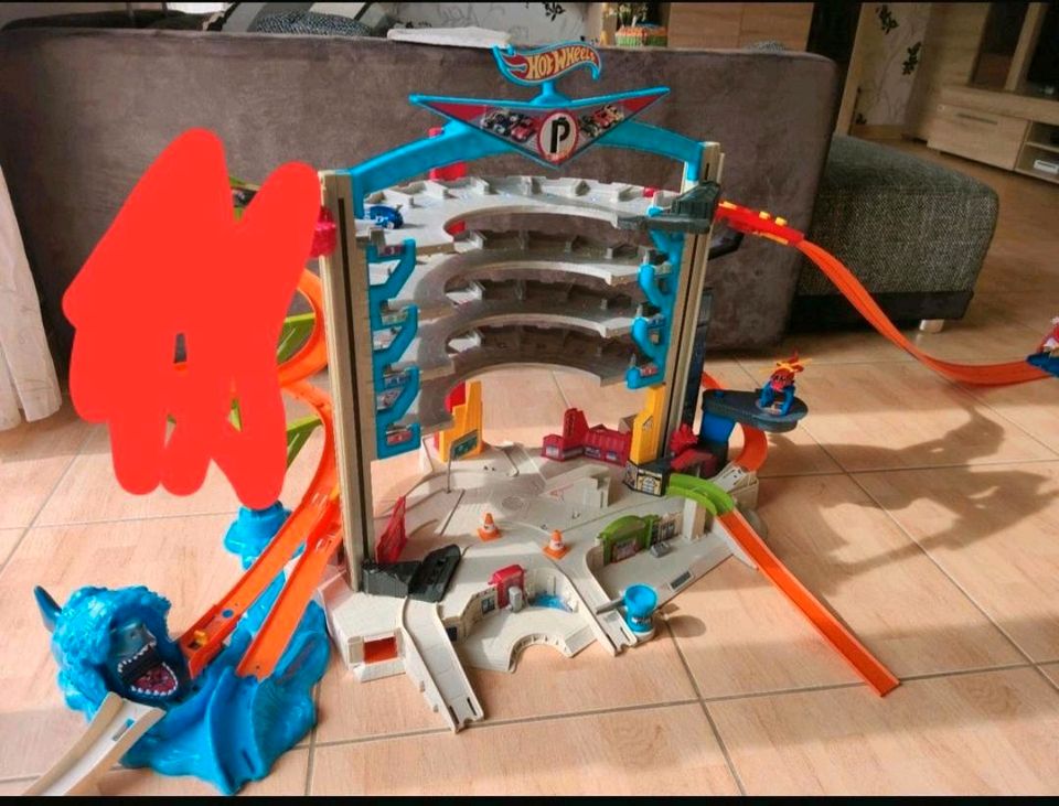 Hot Wheels Mega Garage mit Hai UND Super Looper Raceway in Prohn