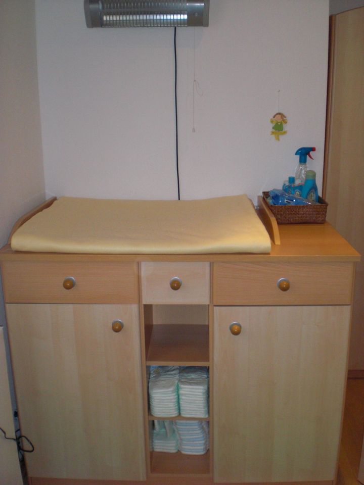 Babyzimmer -Kleiderschrank-Wickelkommode- in St. Ingbert