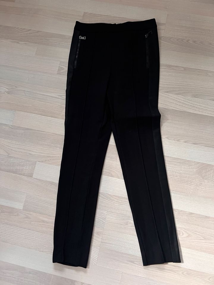 Moncler Hose Gr. 36 schwarz mit Art Gallonstreifen in Lehrensteinsfeld