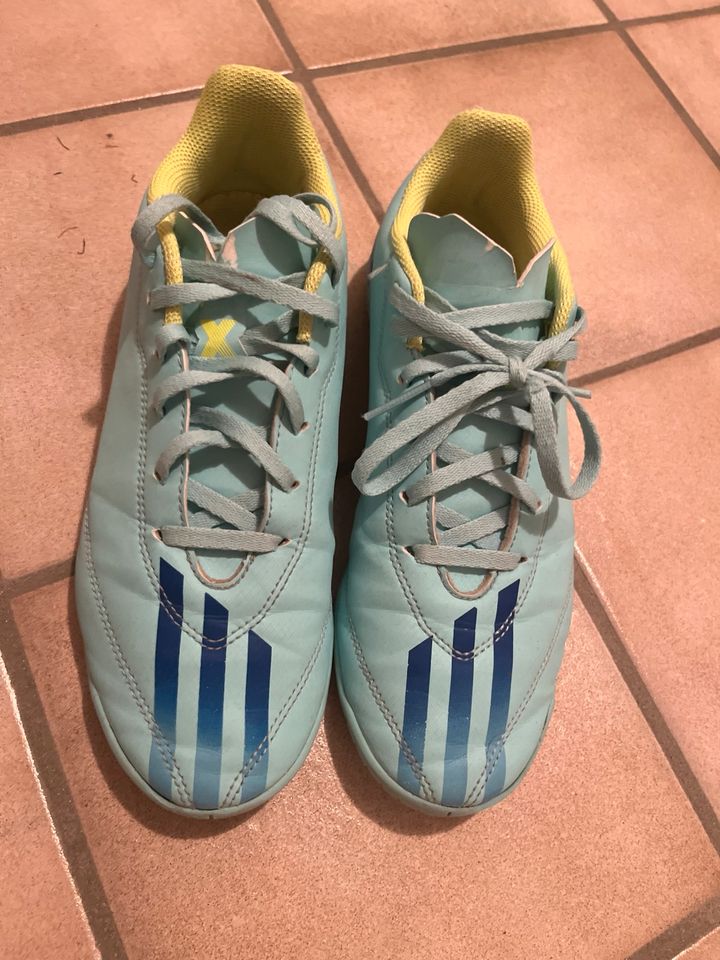 Adidas Fußballschuhe hellblau gr 38 2/3 in Marktoberdorf