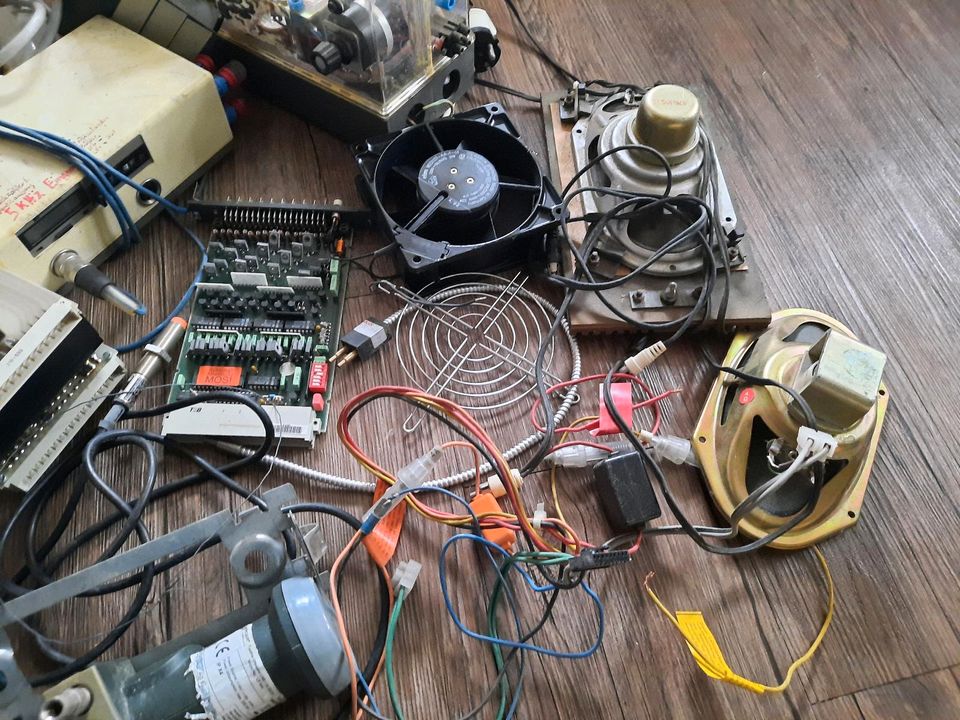Elektronik Basteln Gehäuse Stecker Lüfter Lautsprecher in Kirchberg an der Iller