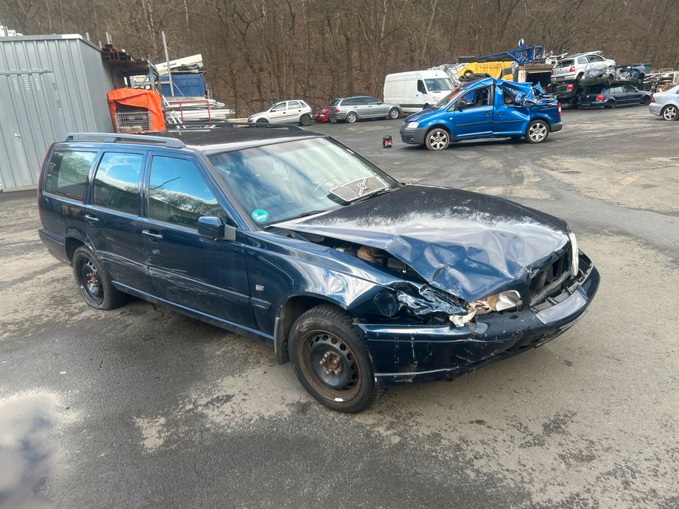 Schlachtfest Volvo V 70 in Siegen