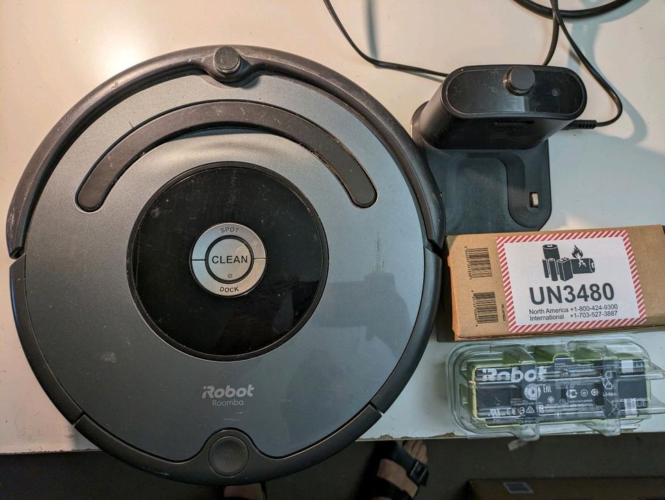 Staubsaugerroboter Roomba 676 (defekt) + Ersatzakku in Leipzig