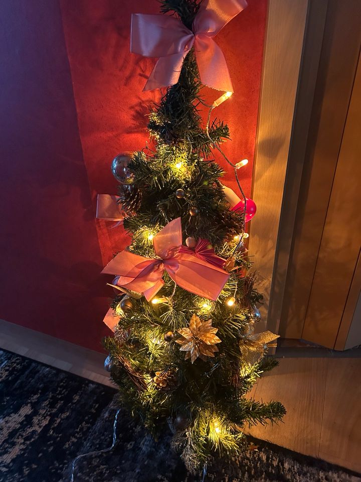 Künstlicher Weihnachtsbaum inklusive Deko und Schmuck in Gera
