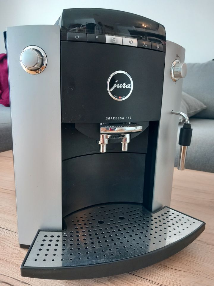 Jura Kaffeevollautomat Impressa F50 gereinigt und viele Neuteile in Wiesbaden