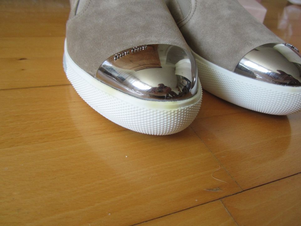 Miu Miu Prada Schuhe Slip-on silber Kappe Sneaker Leder Gr.37,5 in Hannover