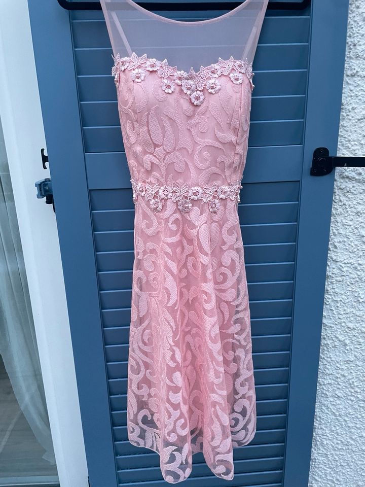 schönes Rosa Kleid in Lindau