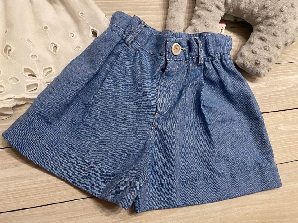 Neuwertig Set Zara 116 Paperbag Shorts Bluse Lochstickerei in Gailingen am Hochrhein