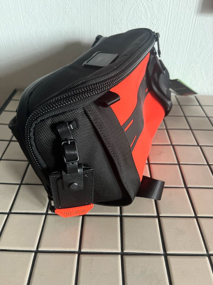 Tumi Alpha Bravo Kelley Platoon Sling rot schwarz Hüft Tasche in Frankfurt am Main