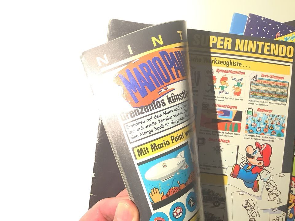 5x Club Nintendo aus den Jahren 1993 und 1994 mit Postern in Freiburg im Breisgau