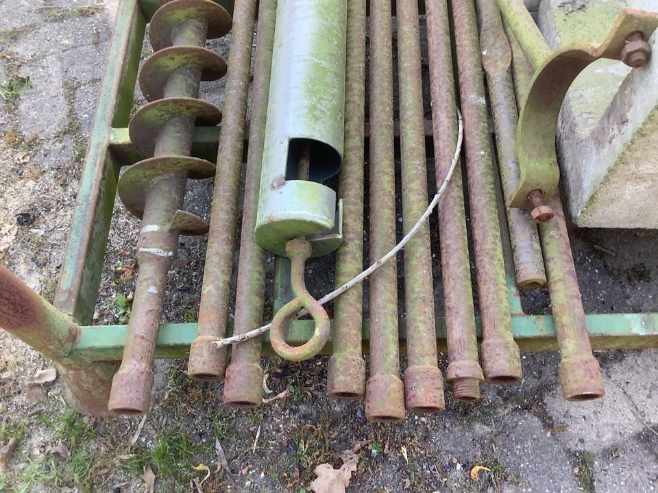Teile eines Brunnenbohrgerätes Erdbohrer Kiespumpe in Bad Bentheim