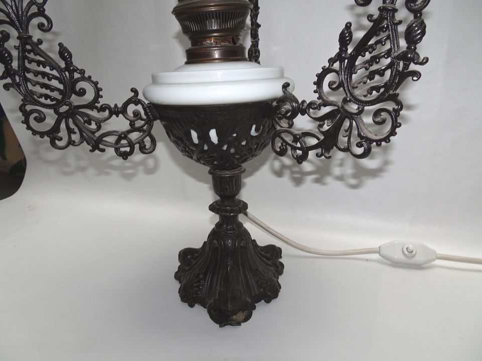 Antike Tischleuchte mit Glasschirm, Tischlampe, Metallfuß in Bonn