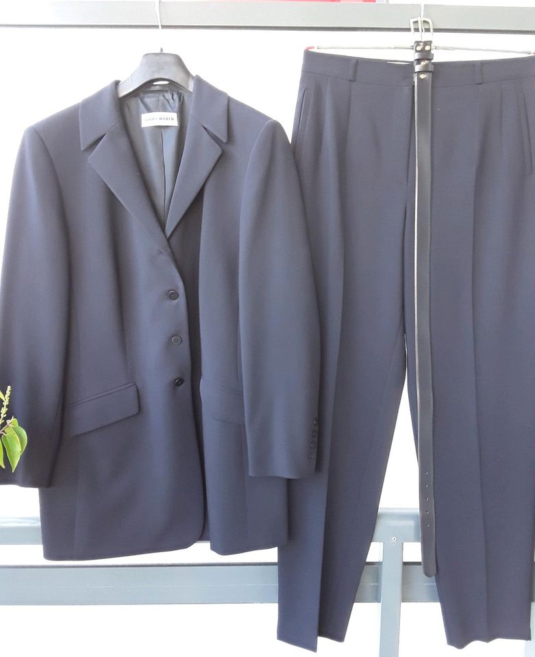 Langer Blazer und dazu passende Hose von Gerry Weber in Neumünster