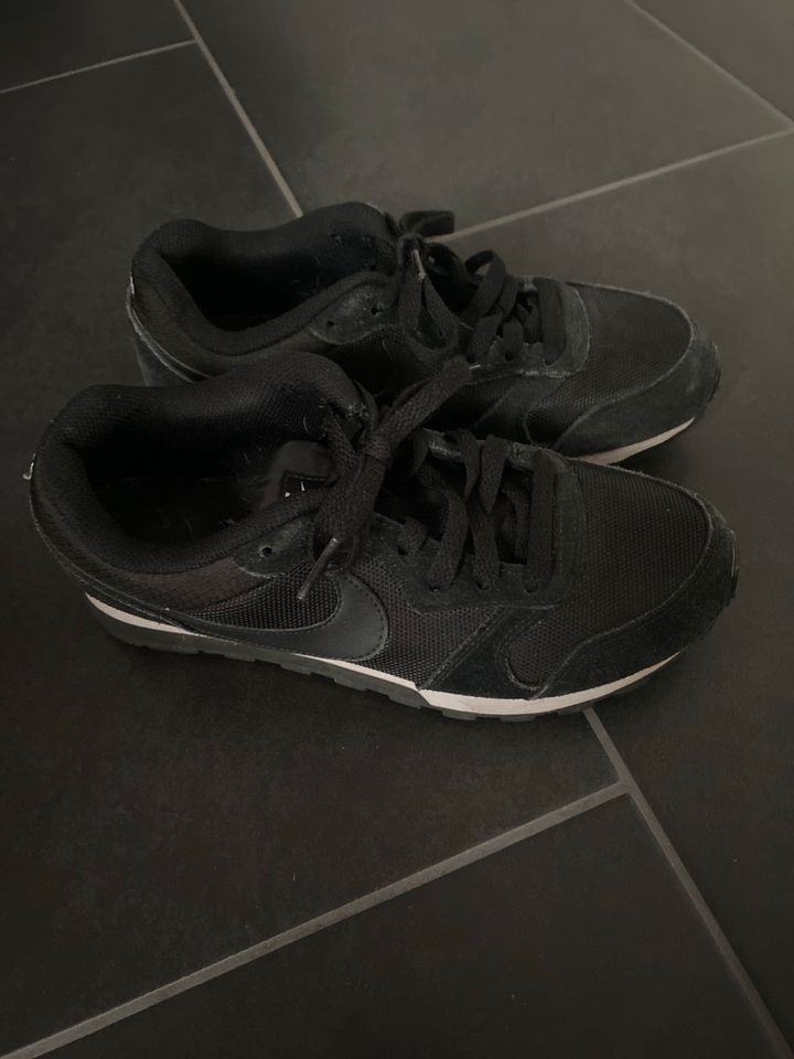 Nike Sneaker MD Runner Gr. 38 schwarz in Edesheim (Pfalz)