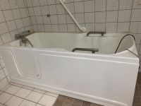 Badewanne mit Tür, komplett mit Hebetechnik (alt, demontiert) Nordrhein-Westfalen - Bestwig Vorschau