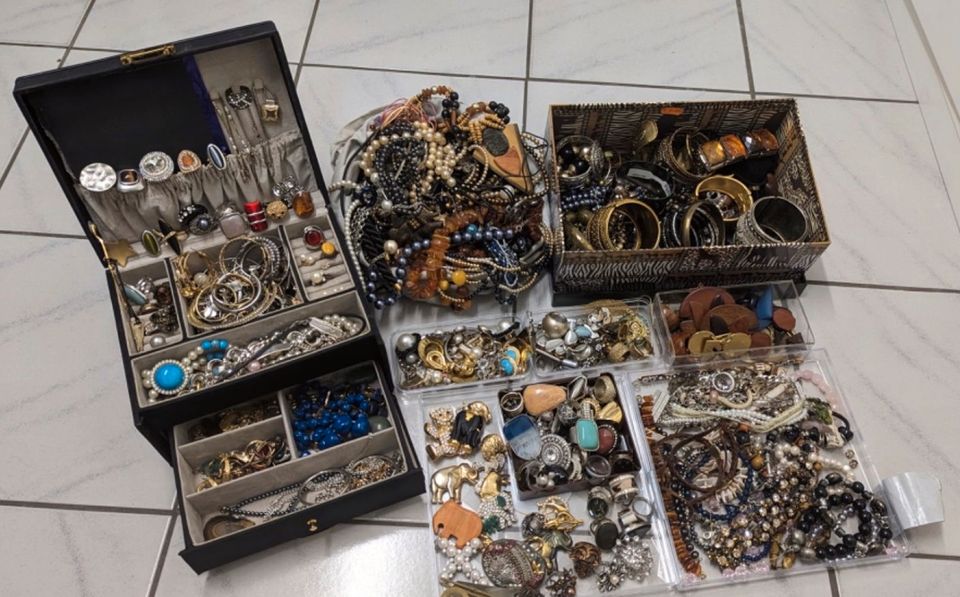 Wir kaufen Ihren alten Modeschmuck Schmuck Sammlungen Konvolut Ankauf in Kempen