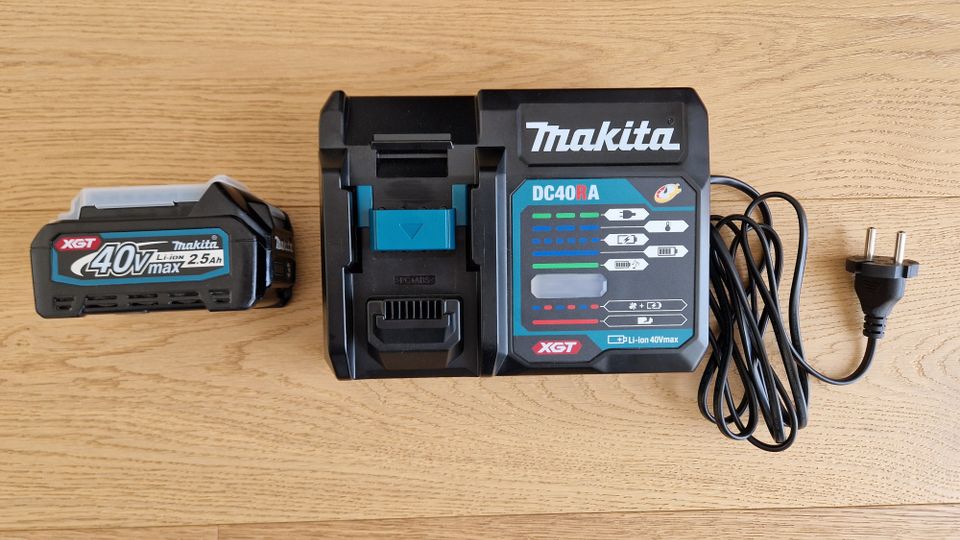 Makita DC40RA Ladegerät + BL4025 2,5 Ah Akku 40V XGT in Taufkirchen Vils