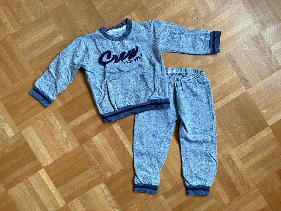 Jogginganzug Jogginghose Pullover Größe 104 in Köln