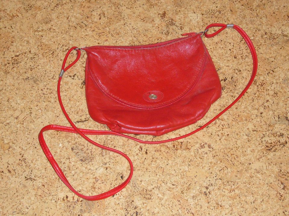 rote Lederhandtasche in Adelschlag