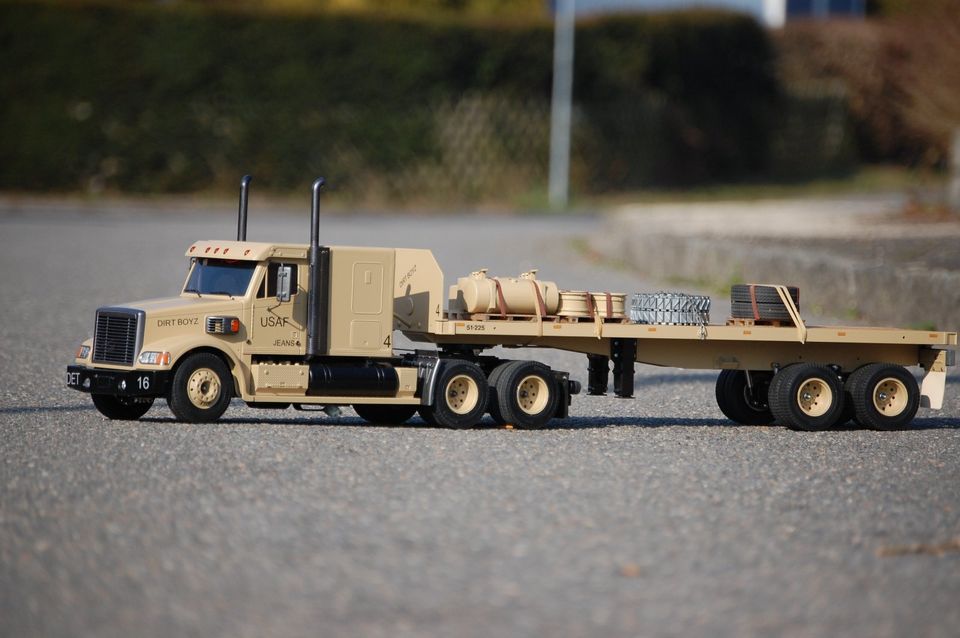 Tamiya 1/14 US-Gespann Night Hauler mit Flachbett-Auflieger in Sulzbach-Rosenberg