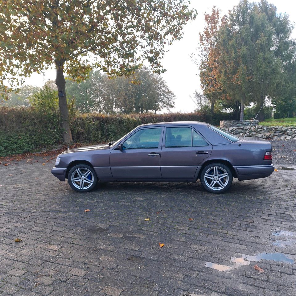 Mercedes w124 E220 mit H-Zulassung in Frankfurt am Main