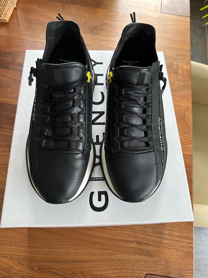 Givenchy Specctre Runner Sneaker Gr. 42 in Leverkusen