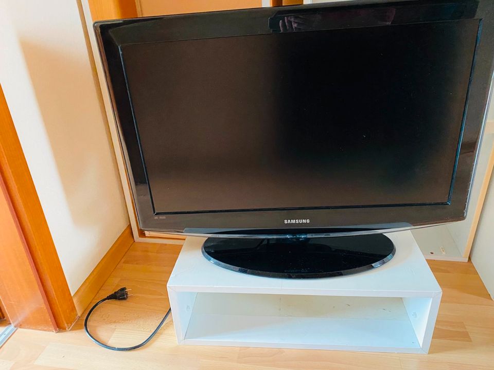 Fernseher Samsung LCD TV LE32R8 in Rodgau