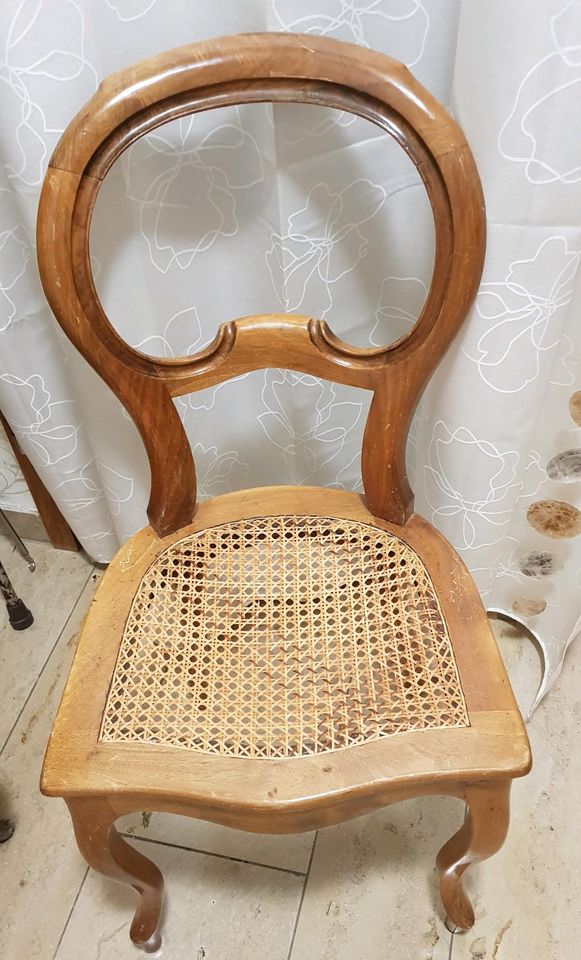 Schöner alter Stuhl in Bergisch Gladbach
