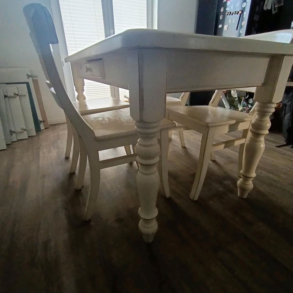 Tisch mit Stühlen in Gnoien