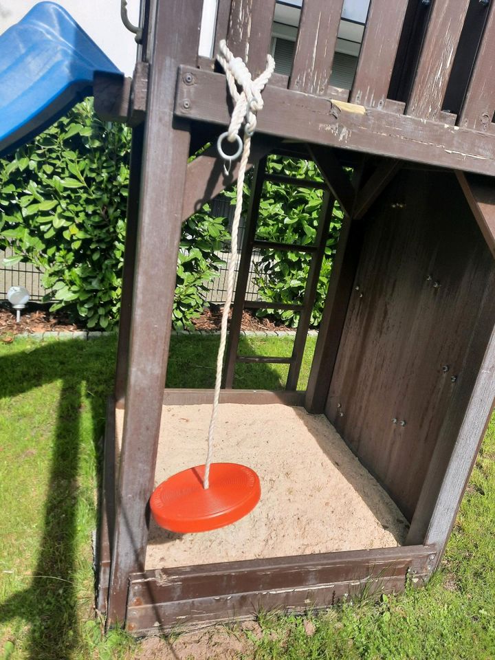 Kinderspielturm mit Wellenrutsche lang/ Kletterwand in Köln