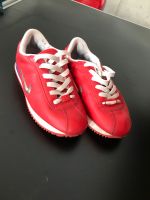 Nike Schuhe Sneaker Leder rot 36 Rarität Nordrhein-Westfalen - Breckerfeld Vorschau