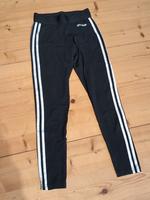 Sportleggings adidas schwarz mit weißen Streifen Gr. XS Bayern - Icking Vorschau