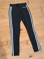 Sportleggings adidas schwarz mit weißen Streifen Gr. XS Bayern - Icking Vorschau