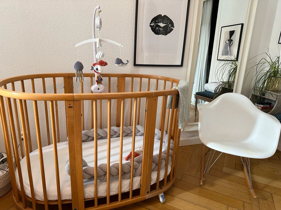 Stokke Sleep Babybett Midi & Umbauset Junior inkl. 2 Matrazen in München