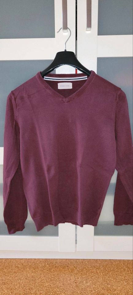 Roter Herrenpullover V-Neck PIER ONE Gr. L in Lügde