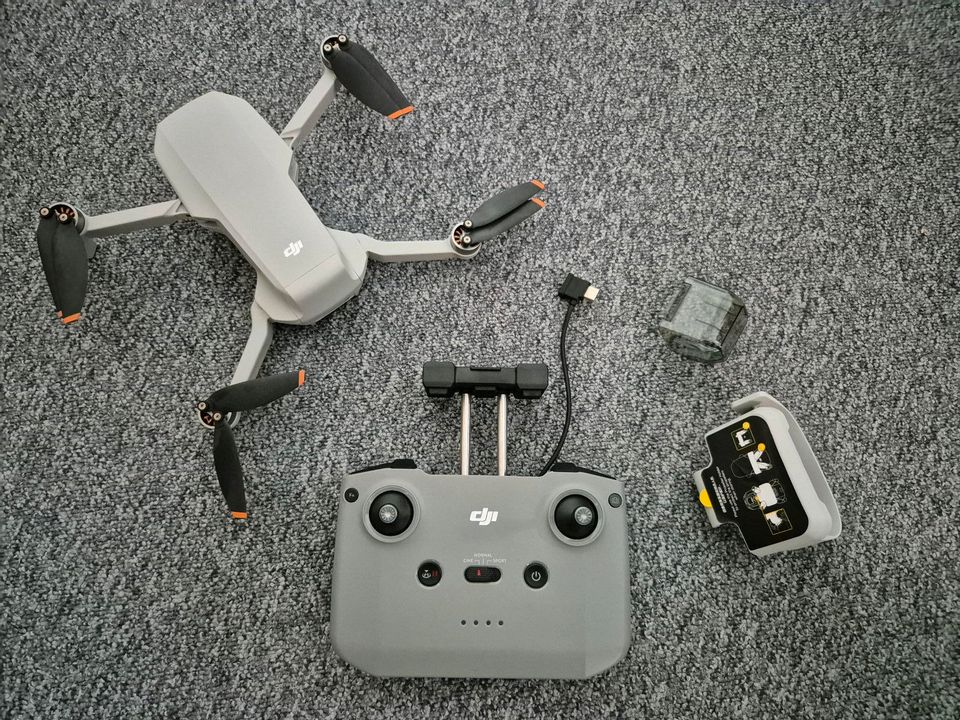 DJI Mini 2 Drohne mit Fly More Combo, Top, OVP, wenig genutzt in Winsen (Luhe)