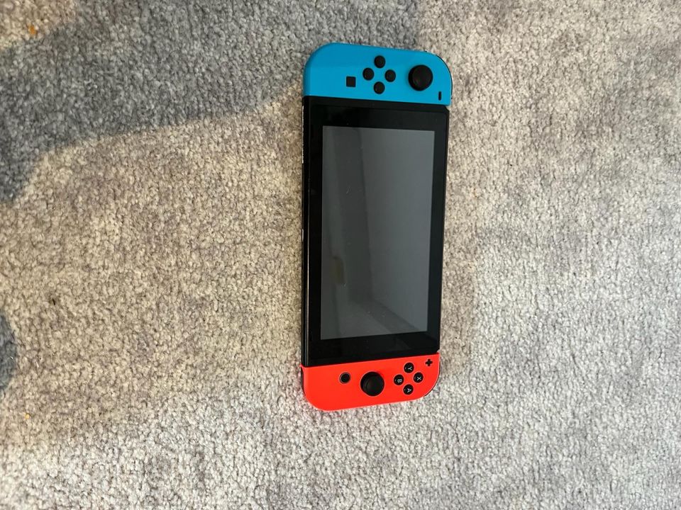 Nintendo Switch mit 4 spielen und ein bisschen Zubehör siehe Bild in Steinburg