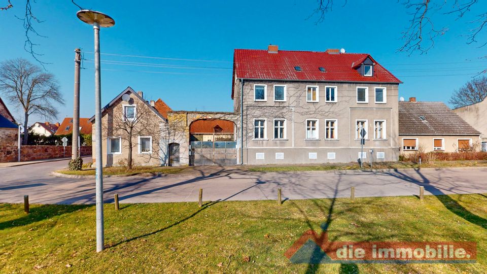 ***Vier-Seiten-Hof mit drei Wohngebäuden und großem Grundstück*** in Woltersdorf SA