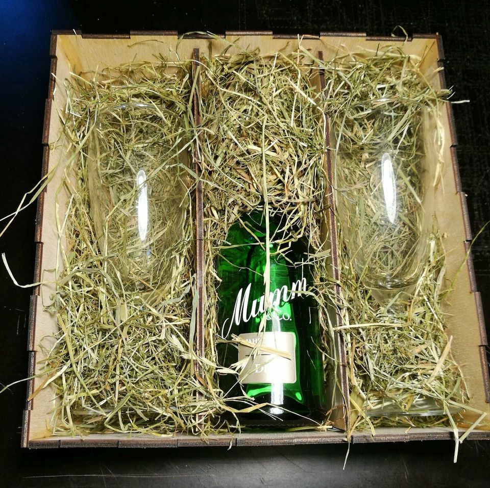 Geschenkbox mit 1 x Piccolo Sekt und 2 Sektgläsern in Hemhofen