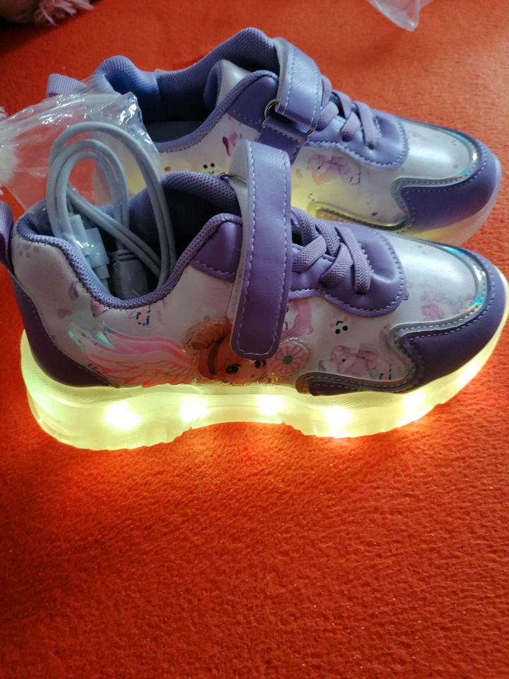 Schuhe mit LED in Elsteraue