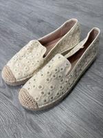 Geblümte Sommerschuhe beige Creme Gr.38 Niedersachsen - Celle Vorschau