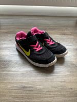 Nike Turnschuhe Klett Gr.33 Baden-Württemberg - Ehingen (Donau) Vorschau