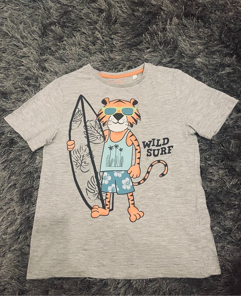 T-Shirt Baumwolle mit Muster Wild Surf wie neu Gr.134 in Eschwege